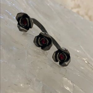 Three rose double ring with red crystals